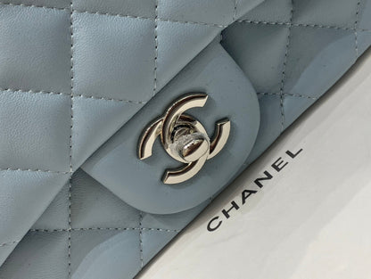 MINI SAC À RABAT CARRÉ 17 CM EN CUIR D'AGNEAU BLEU NUAGE, QUINCAILLERIE ARGENTÉE