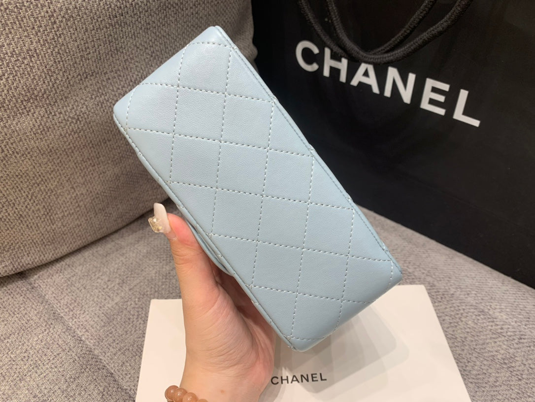 MINI SAC À RABAT CARRÉ 17 CM EN CUIR D'AGNEAU BLEU NUAGE, QUINCAILLERIE ARGENTÉE