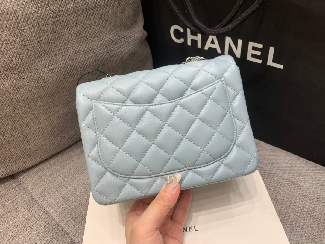 MINI SAC À RABAT CARRÉ 17 CM EN CUIR D'AGNEAU BLEU NUAGE, QUINCAILLERIE ARGENTÉE