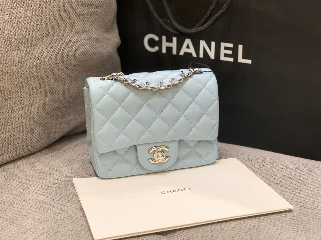MINI SAC À RABAT CARRÉ 17 CM EN CUIR D'AGNEAU BLEU NUAGE, QUINCAILLERIE ARGENTÉE