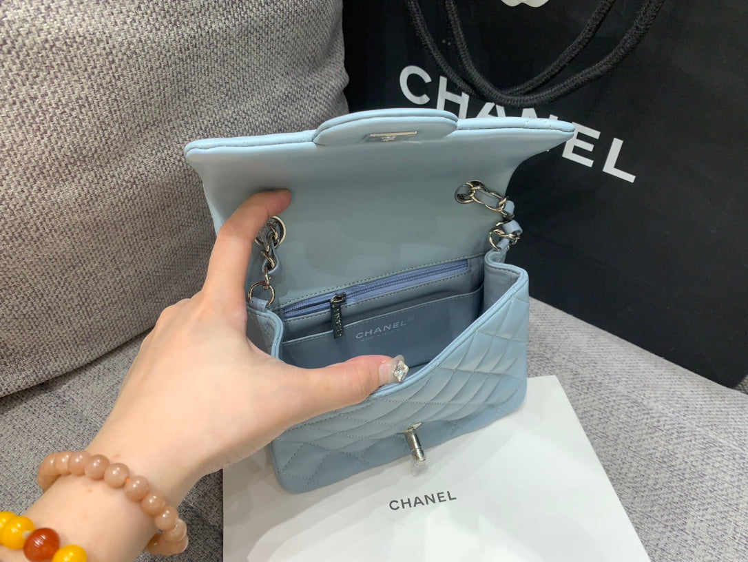 MINI SAC À RABAT CARRÉ 17 CM EN CUIR D'AGNEAU BLEU NUAGE, QUINCAILLERIE ARGENTÉE
