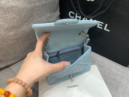 MINI SAC À RABAT CARRÉ 17 CM EN CUIR D'AGNEAU BLEU NUAGE, QUINCAILLERIE ARGENTÉE
