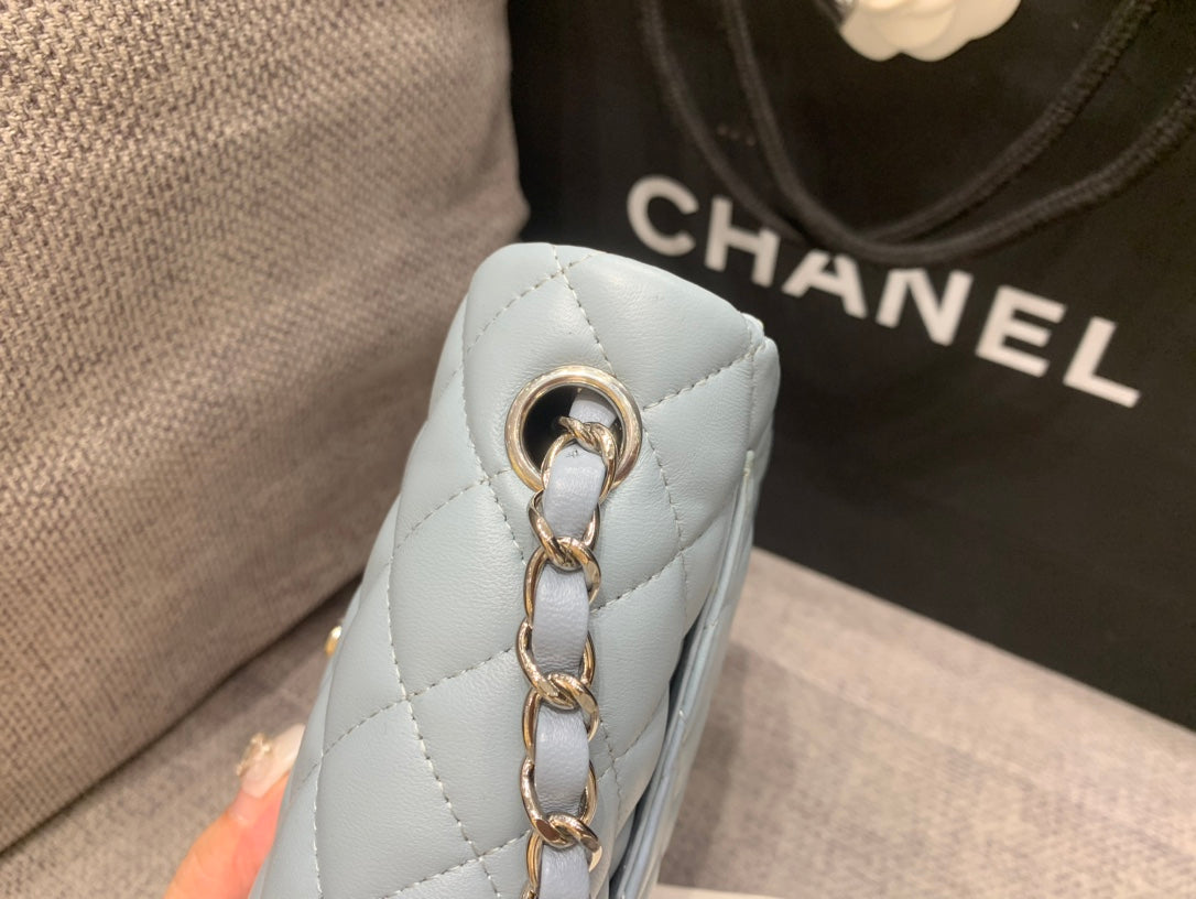 MINI SAC À RABAT CARRÉ 17 CM EN CUIR D'AGNEAU BLEU NUAGE, QUINCAILLERIE ARGENTÉE