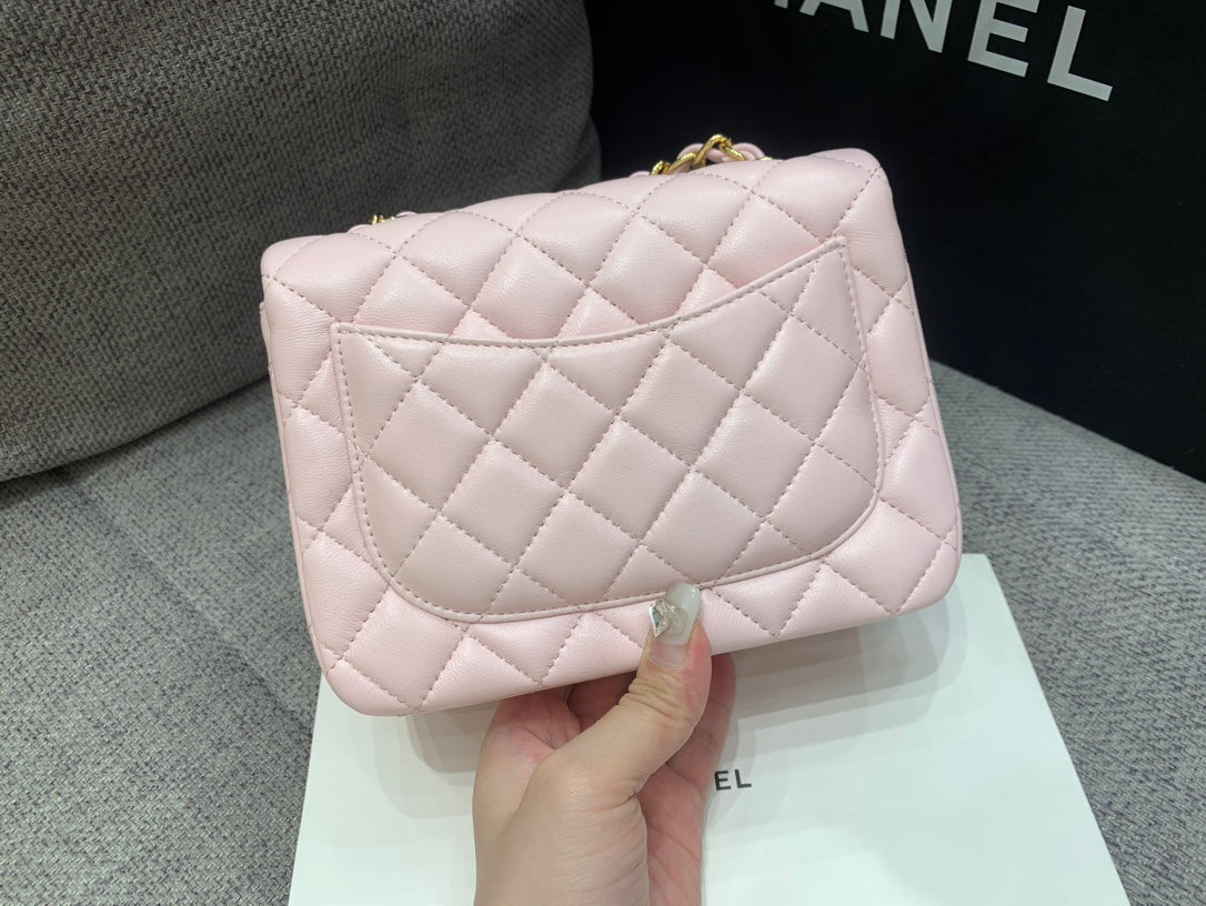 ミニスクエアフラップバッグ 17cm ピンク ラムスキン ゴールド金具
