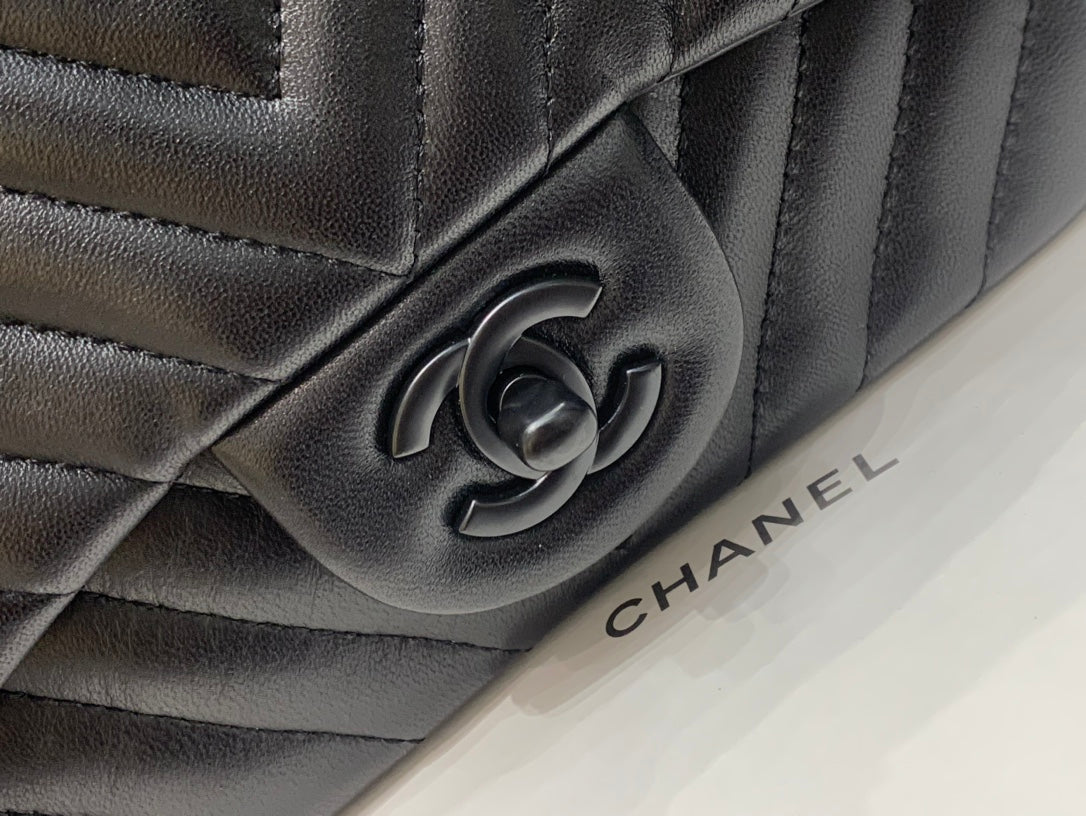 MINI SAC À RABAT CARRÉ 17 CM EN CUIR D'AGNEAU NOIR CHEVRON QUINCAILLERIE NOIRE