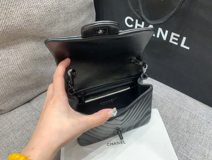 MINI SAC À RABAT CARRÉ 17 CM EN CUIR D'AGNEAU NOIR CHEVRON QUINCAILLERIE NOIRE