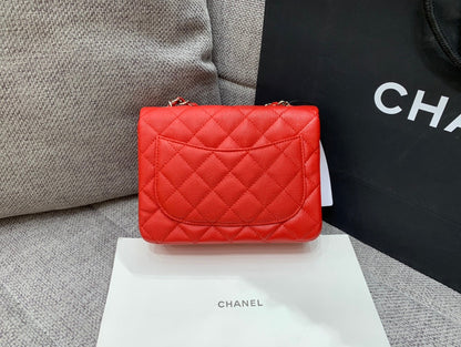 MINI SAC À RABAT CARRÉ 17CM ROUGE CAVIAR QUINCAILLERIE ARGENTÉE