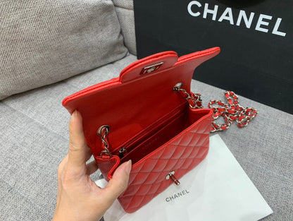 MINI SAC À RABAT CARRÉ 17CM ROUGE CAVIAR QUINCAILLERIE ARGENTÉE