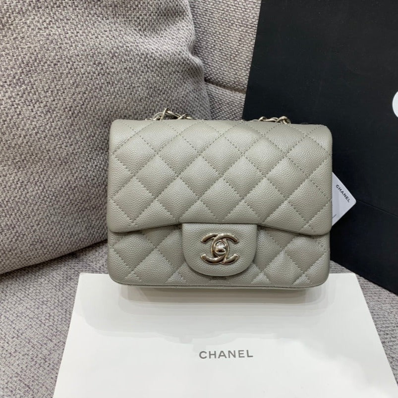 MINI SAC À RABAT CARRÉ 17 CM GRIS CAVIAR QUINCAILLERIE ARGENTÉE