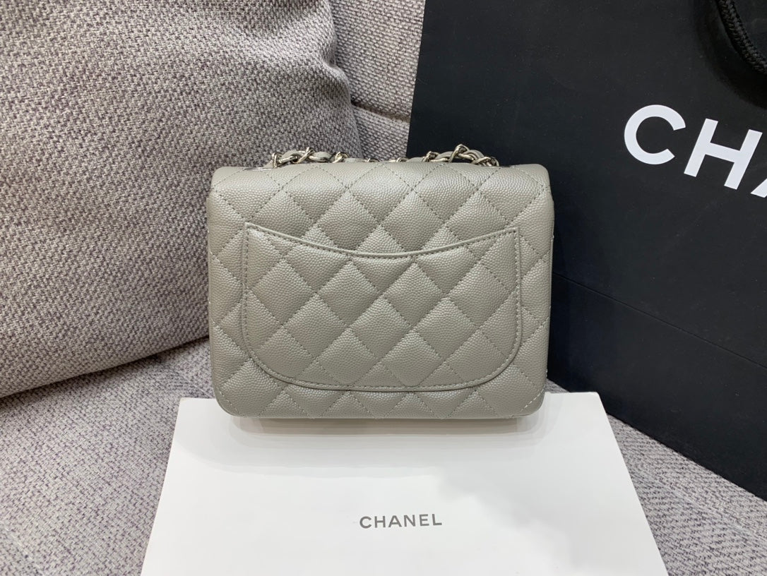 MINI SAC À RABAT CARRÉ 17 CM GRIS CAVIAR QUINCAILLERIE ARGENTÉE