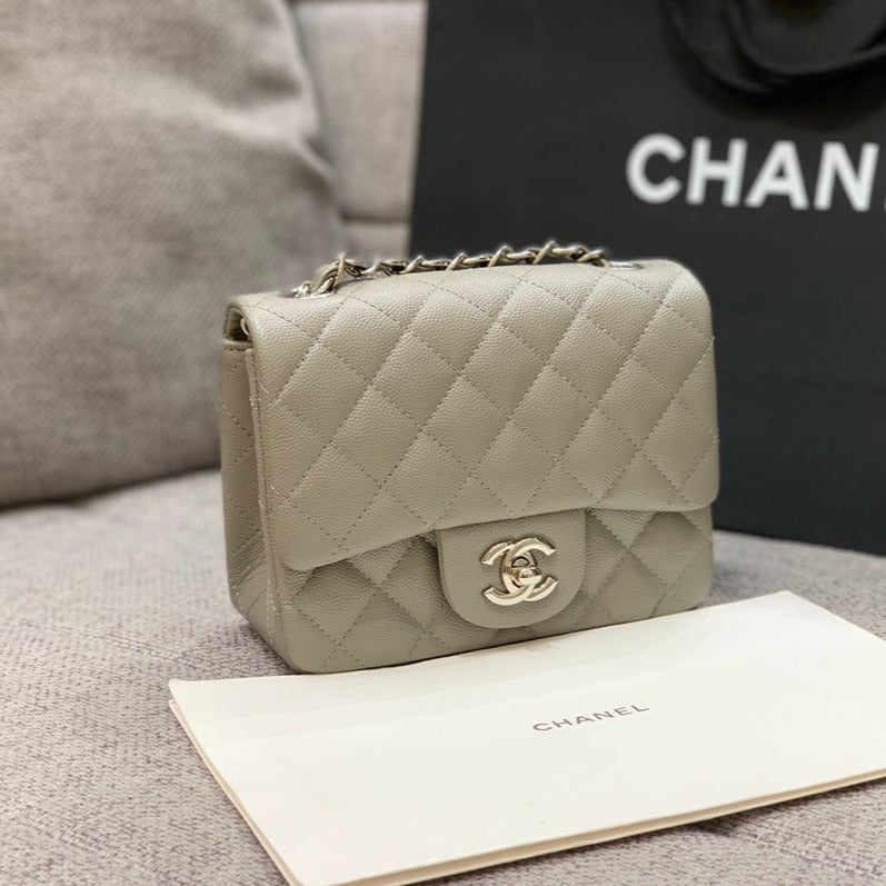 MINI SAC À RABAT CARRÉ 17 CM GRIS CAVIAR QUINCAILLERIE ARGENTÉE