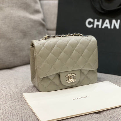 MINI SAC À RABAT CARRÉ 17 CM GRIS CAVIAR QUINCAILLERIE ARGENTÉE