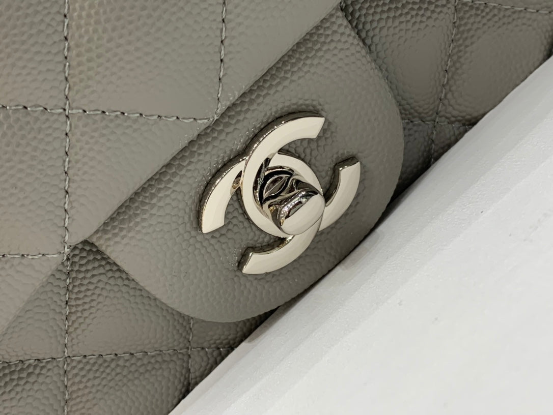 MINI SAC À RABAT CARRÉ 17 CM GRIS CAVIAR QUINCAILLERIE ARGENTÉE
