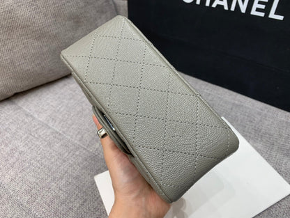 MINI SAC À RABAT CARRÉ 17 CM GRIS CAVIAR QUINCAILLERIE ARGENTÉE