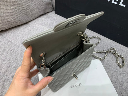 MINI SAC À RABAT CARRÉ 17 CM GRIS CAVIAR QUINCAILLERIE ARGENTÉE