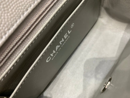 MINI SAC À RABAT CARRÉ 17 CM GRIS CAVIAR QUINCAILLERIE ARGENTÉE