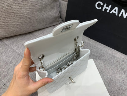 ミニスクエアフラップバッグ 17cm ホワイトキャビア シルバー金具