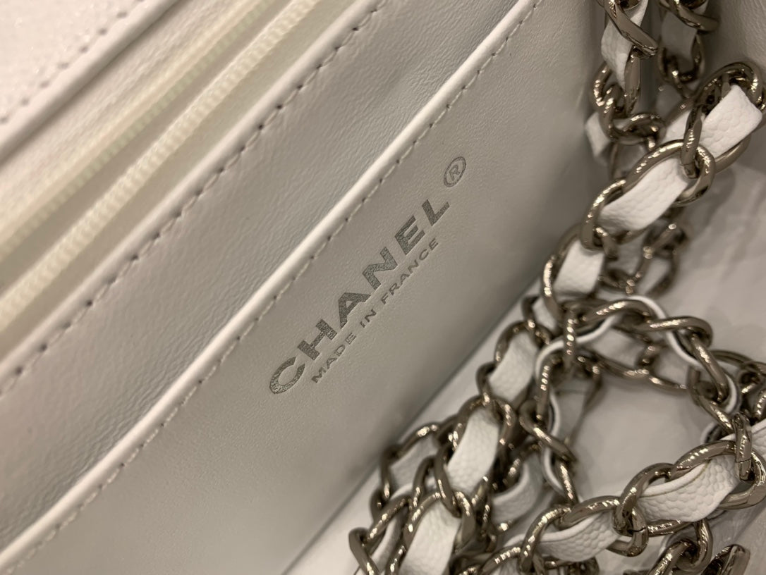 ミニスクエアフラップバッグ 17cm ホワイトキャビア シルバー金具