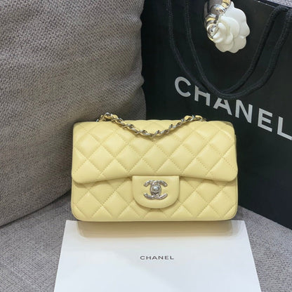MINI SAC À RABAT RECTANGLE 20 CM EN CUIR D'AGNEAU JAUNE QUINCAILLERIE ARGENTÉE