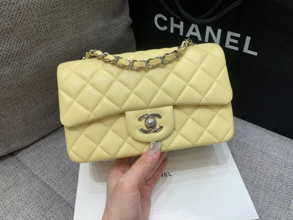 MINI SAC À RABAT RECTANGLE 20 CM EN CUIR D'AGNEAU JAUNE QUINCAILLERIE ARGENTÉE