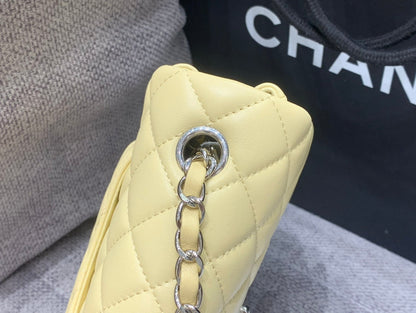 MINI SAC À RABAT RECTANGLE 20 CM EN CUIR D'AGNEAU JAUNE QUINCAILLERIE ARGENTÉE