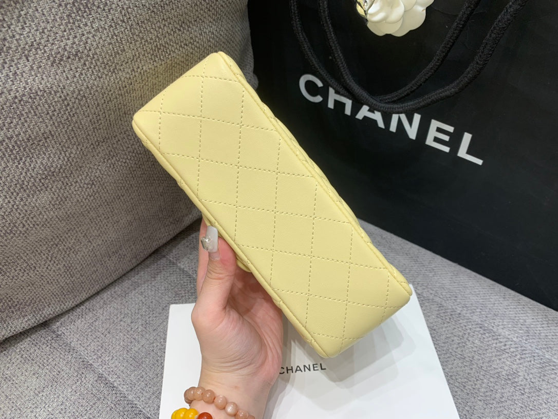 MINI SAC À RABAT RECTANGLE 20 CM EN CUIR D'AGNEAU JAUNE QUINCAILLERIE ARGENTÉE