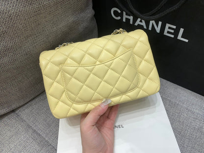 MINI SAC À RABAT RECTANGLE 20 CM EN CUIR D'AGNEAU JAUNE QUINCAILLERIE ARGENTÉE