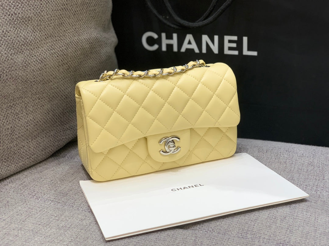 MINI SAC À RABAT RECTANGLE 20 CM EN CUIR D'AGNEAU JAUNE QUINCAILLERIE ARGENTÉE