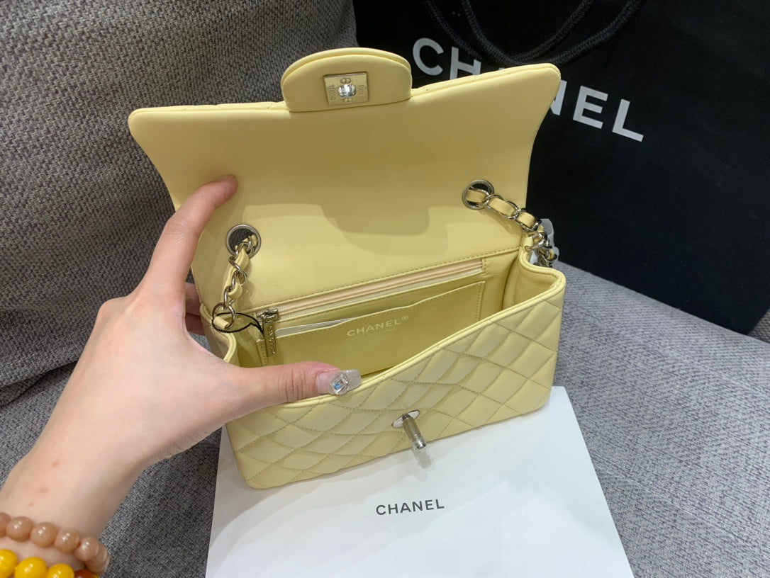 MINI SAC À RABAT RECTANGLE 20 CM EN CUIR D'AGNEAU JAUNE QUINCAILLERIE ARGENTÉE