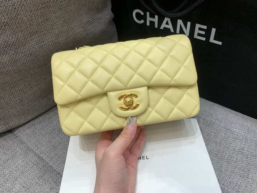 MINI SAC À RABAT RECTANGLE 20 CM EN CUIR D'AGNEAU JAUNE QUINCAILLERIE DORÉ