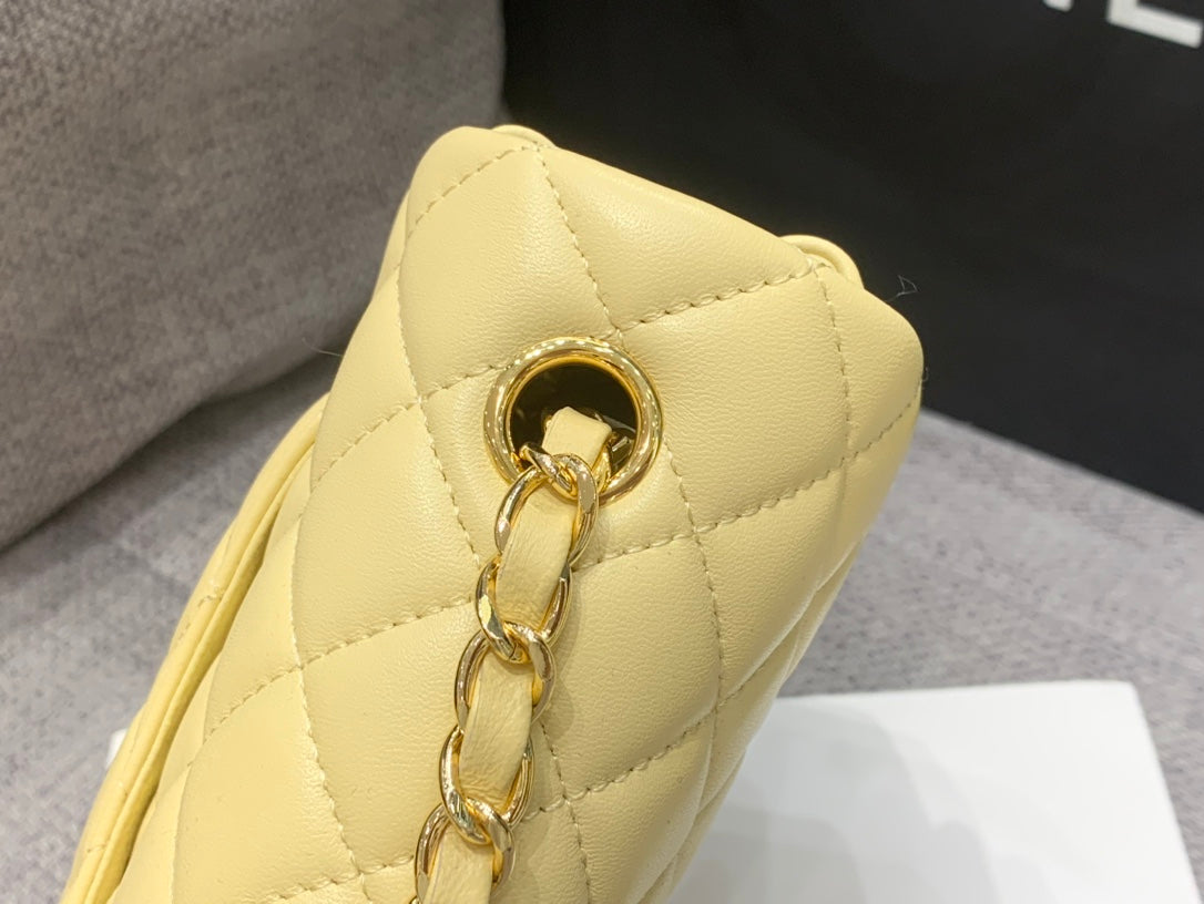 MINI SAC À RABAT RECTANGLE 20 CM EN CUIR D'AGNEAU JAUNE QUINCAILLERIE DORÉ