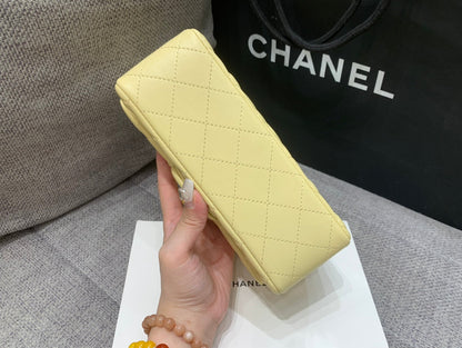 MINI SAC À RABAT RECTANGLE 20 CM EN CUIR D'AGNEAU JAUNE QUINCAILLERIE DORÉ