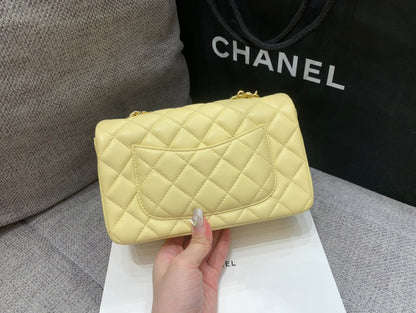 MINI SAC À RABAT RECTANGLE 20 CM EN CUIR D'AGNEAU JAUNE QUINCAILLERIE DORÉ