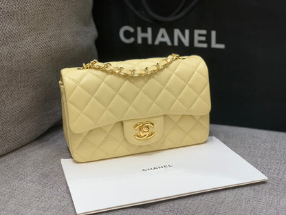 MINI SAC À RABAT RECTANGLE 20 CM EN CUIR D'AGNEAU JAUNE QUINCAILLERIE DORÉ
