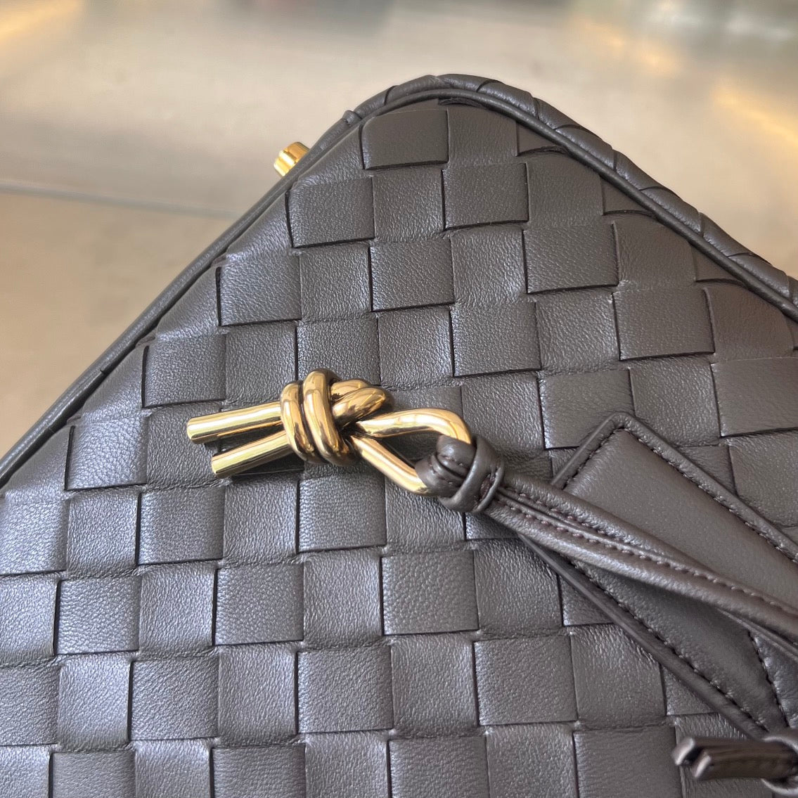 BV GETAWAY PETIT 23CM PEAU D'AGNEAU CHOCOLAT 