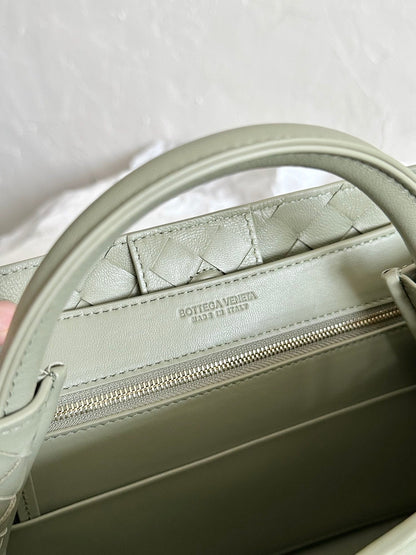 BV PETIT ANDIAMO 25CM CUIR D'AGNEAU VERT CLAIR 
