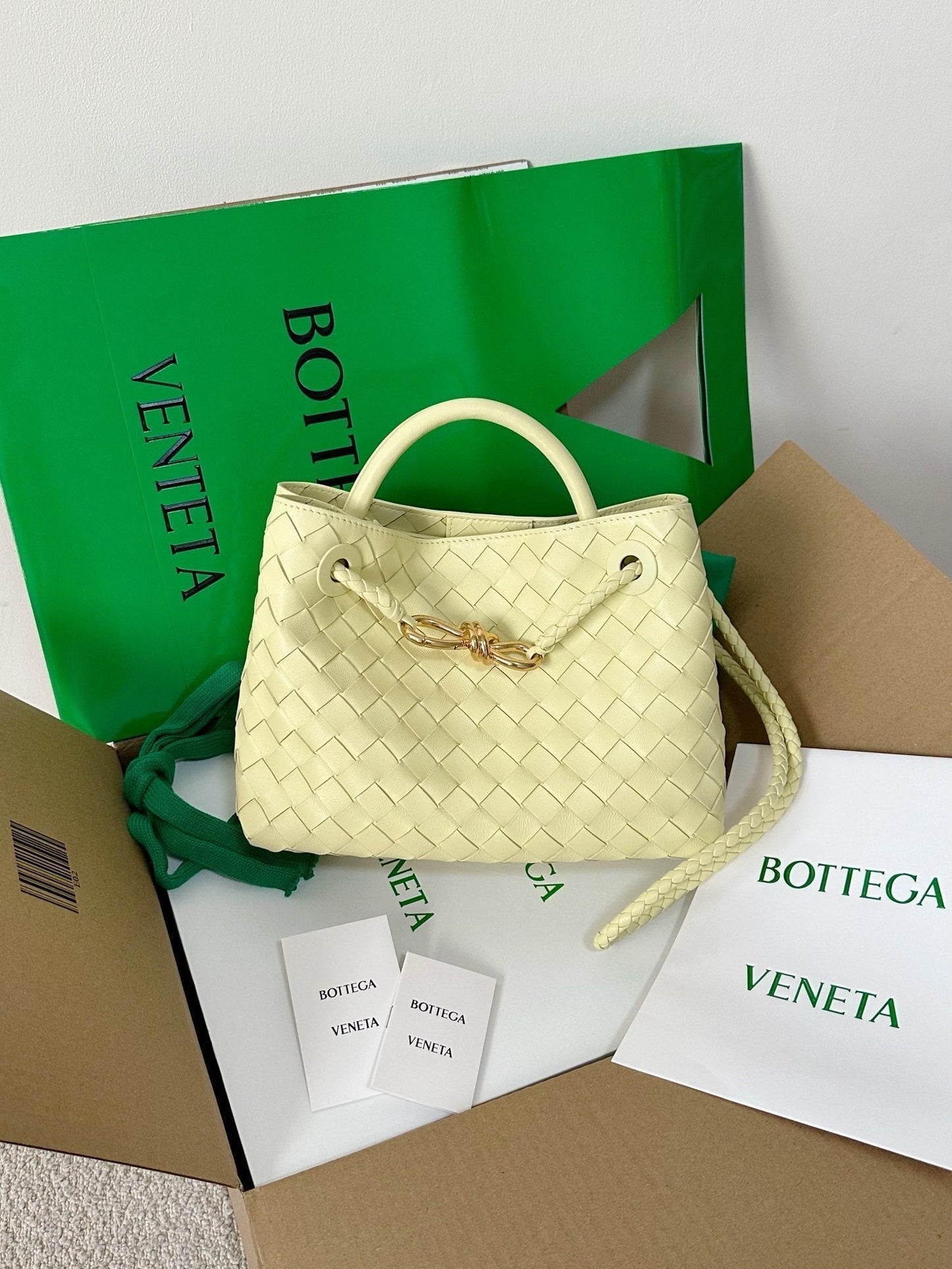 BV PETIT ANDIAMO 25CM PEAU D'AGNEAU JAUNE CLAIR 