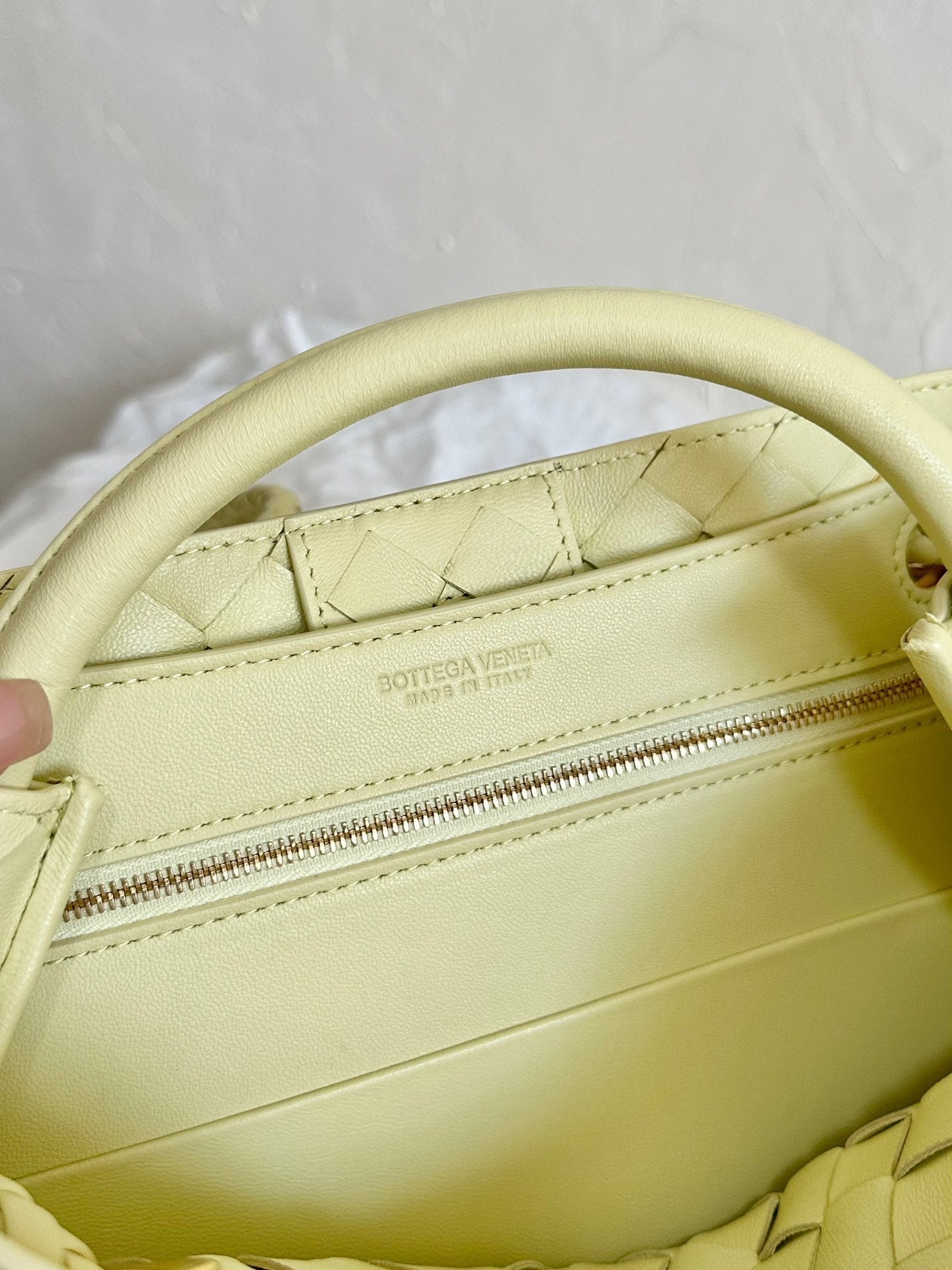 BV PETIT ANDIAMO 25CM PEAU D'AGNEAU JAUNE CLAIR 