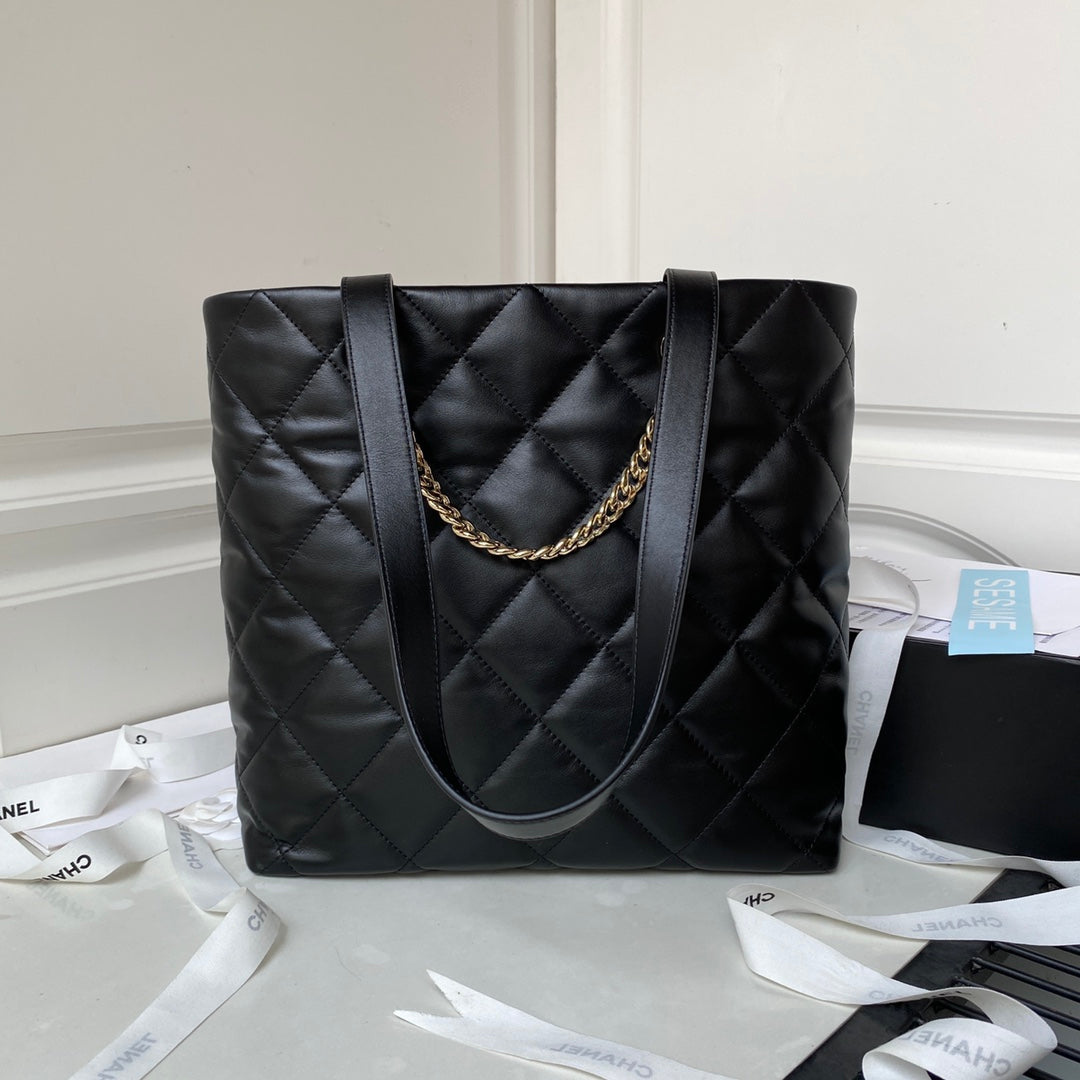 Sac fourre-tout CC 19 33 cm en cuir d'agneau noir et matériel doré