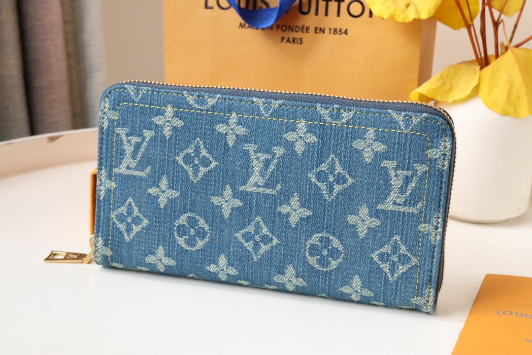 Portefeuille LV en cuir denim monogrammé de 19 cm de long