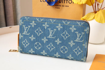 Portefeuille LV en cuir denim monogrammé de 19 cm de long