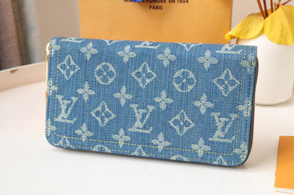Portefeuille LV en cuir denim monogrammé de 19 cm de long