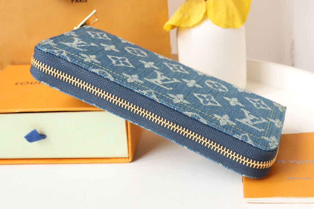 Portefeuille LV en cuir denim monogrammé de 19 cm de long