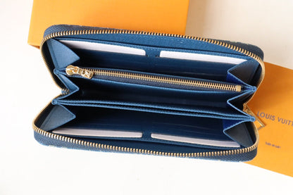 Portefeuille LV en cuir denim monogrammé de 19 cm de long