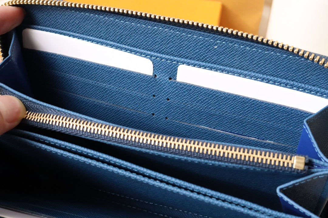 Portefeuille LV en cuir denim monogrammé de 19 cm de long