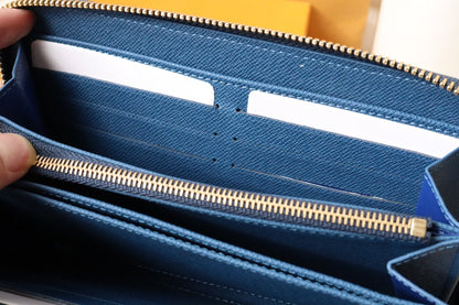 Portefeuille LV en cuir denim monogrammé de 19 cm de long