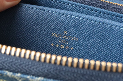 Portefeuille LV en cuir denim monogrammé de 19 cm de long