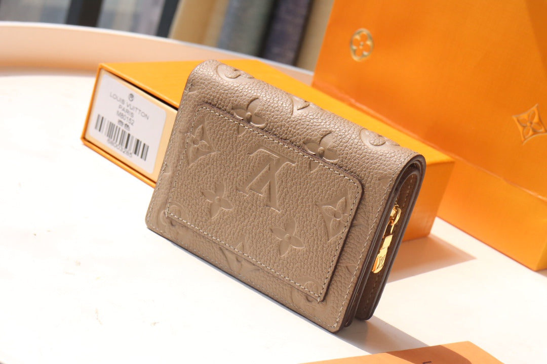 PORTEFEUILLE CLEA 12CM CUIR EMPREINTE MONOGRAMME BEIGE