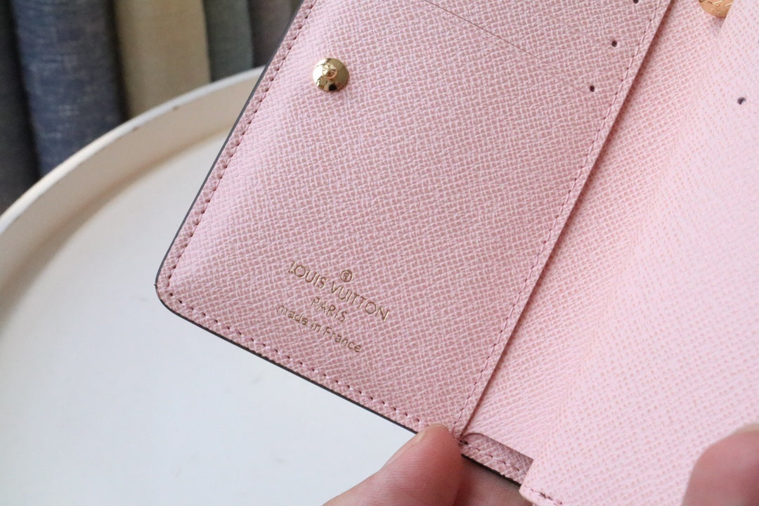 PORTEFEUILLE LOU 11,5 CM EN TOILE MONOGRAMME MARRON ROSE