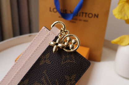 PORTE-CARTES CHARM EN TOILE MONOGRAMME MARRON ROSE